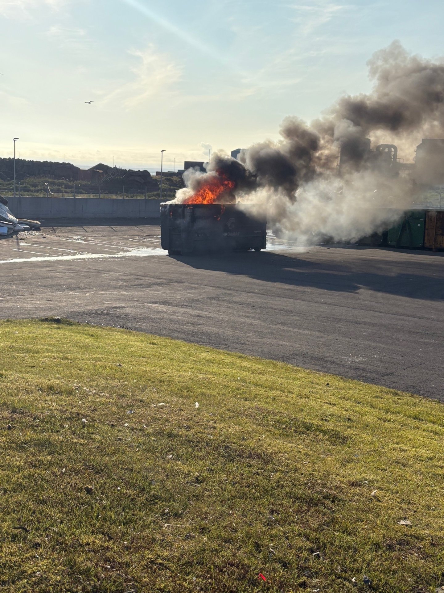 Eldur í gámi í Helguvík