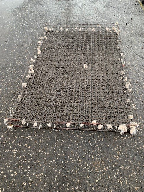 Búið að spretta utan af dýnu.