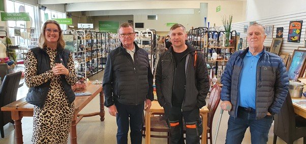 Í verslun Góða hirðisins við Fellsmúla. Ruth Einarsdóttir rekstrarstjóri Góða hirðisins, Þorvarður G&hellip;